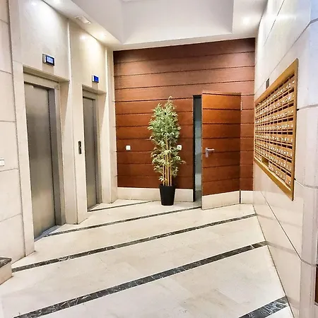 One-bedroom In Centre With Parking Included Apartment *